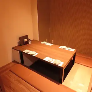 気取らずホッと落ち着ける温もりあふれるお席では、英語のメニューを完備しているため、海外ゲストのおもてなしにも安心してご利用いただけます！球磨焼酎や種類豊富な日本酒で乾杯しながら、極みのお寿司を心ゆくまでご堪能ください。