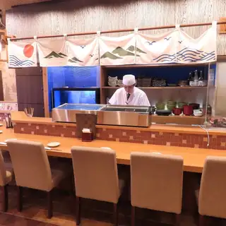 吧台座位提供沉浸式体验，让您近距离欣赏厨师们精湛的刀工。这些座位是您一边品尝饮品，一边观看美味寿司和海鲜现场制作的理想之选。欢迎您晚上独自一人来喝一杯，或者和朋友轻松小酌♪