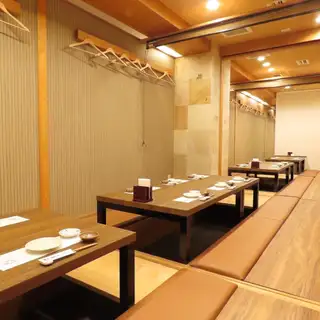 我们可以承办最多24人的私人聚会！非常适合公司聚会、庆祝活动、同学聚会和其他聚会。您可以悠闲地享用美食，无需担心周围的人。在 Uotatsu 享受一段特别的时光，这里有来自鱼缸的活鱼、寿司和熊本特色菜。有关人数、预算等事宜，请随时与我们联系。
