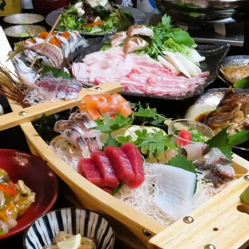 【魚たつ自慢】鮮魚を味わう飲み放題付きコースがクーポンご利用で5,000円～