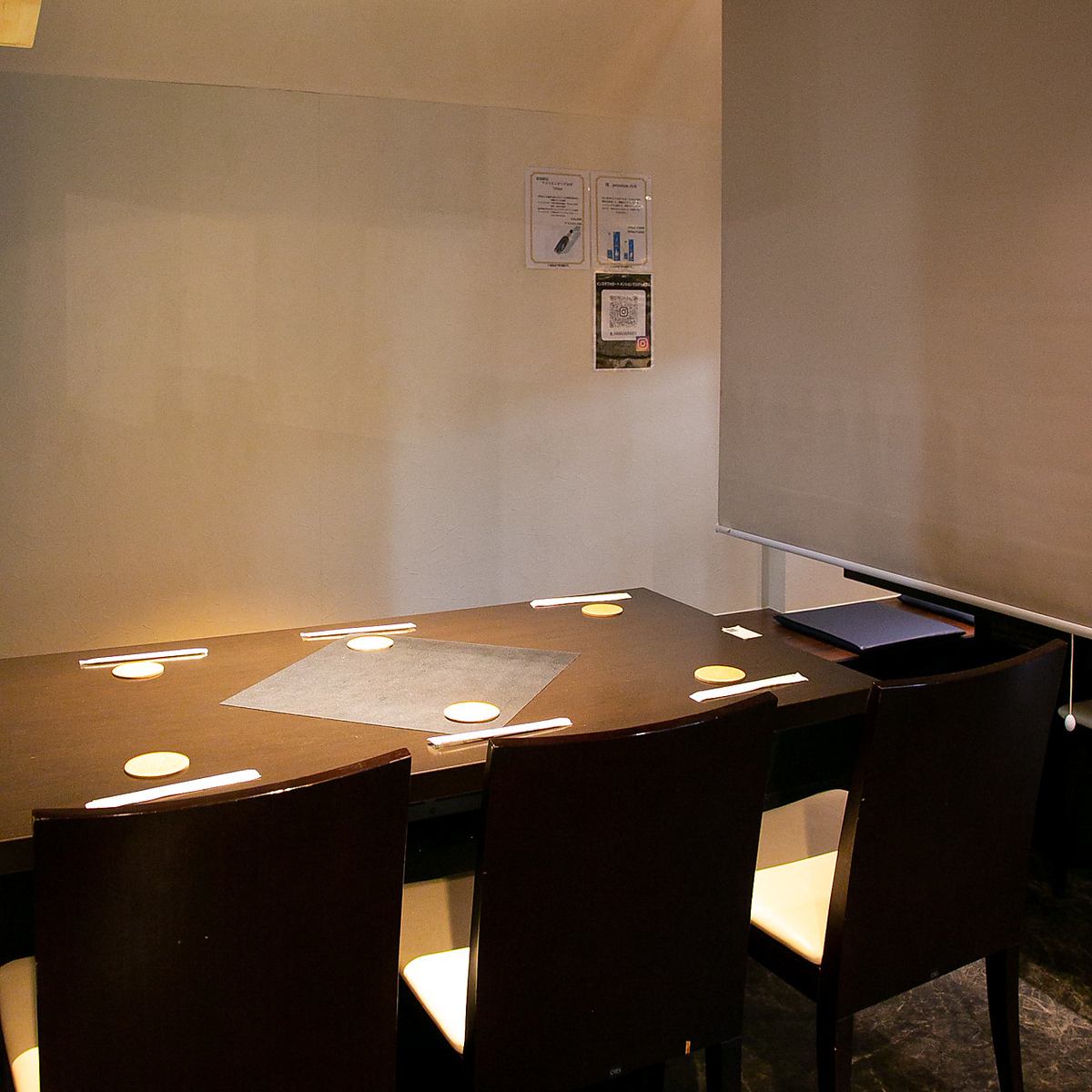 A semi-private room is available for up to 14 people.