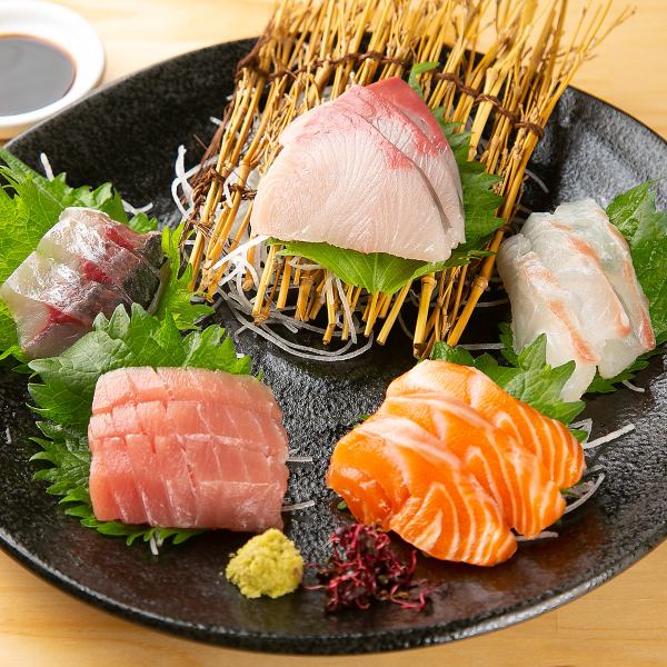 [Exquisite sashimi using an abundance of seasonal seafood procured every morning and prepared in-house] Assortment of 5 kinds of seafood 1,680 yen (tax included)