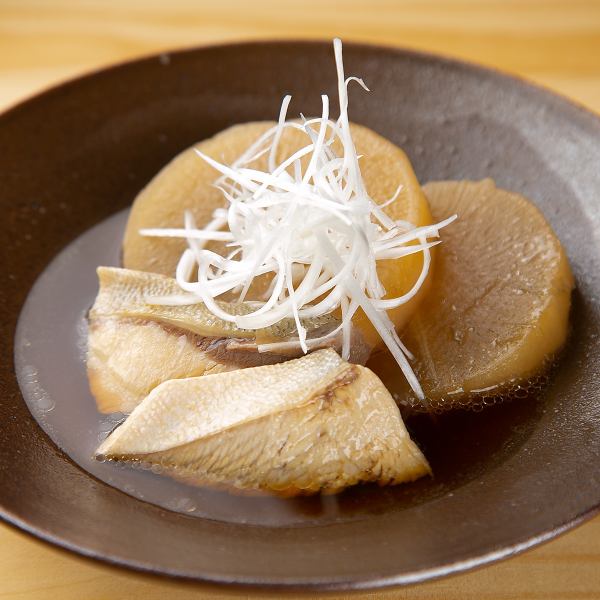 [The delicious flavor that spreads out and the warm, comforting taste are irresistible♪] Our proud yellowtail and radish dish, 980 yen (tax included)