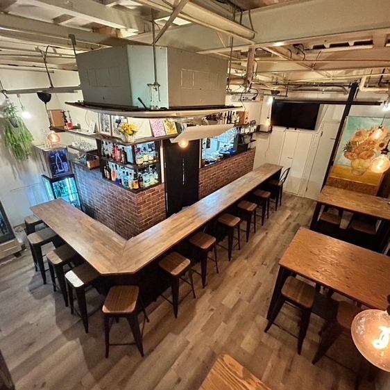 当店のカウンター席は、ごゆっくり過ごすことができる特別な空間です。少人数での飲み会や友人との語らいにぴったりのこの場所は、居心地の良さが魅力◎ここでのひとときは、日常の喧騒を忘れさせてくれる、特別な癒しの空間に◎