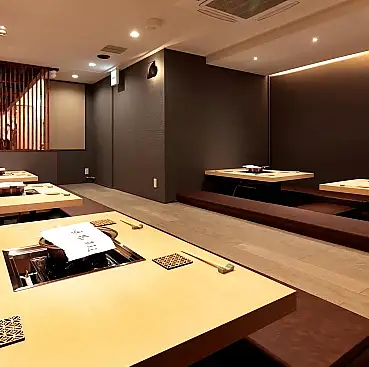 <p>和モダンの内装でまとめられた、シンプルで清潔感のある落ち着いた空間です。【/すき焼き五天五/すき焼き五天五烏丸/京都すき焼き/烏丸グルメ/四条烏丸ディナー/京都和食/和牛すき焼き/京都ディナー/大人のごはん/記念日ディナー/京都デート/京都美食/京都夜ごはん/和食ディナー】</p>