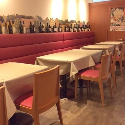 気軽に入りやすいテーブル席多数