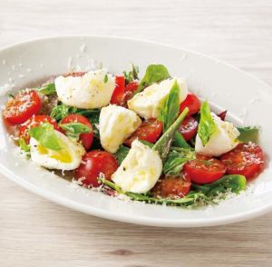 モッツレラチーズとトマトのカプレーゼ