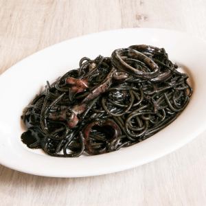 イカスミのスパゲッティ