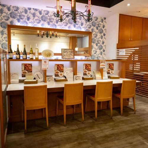 あたたかい明かりの照らす店内