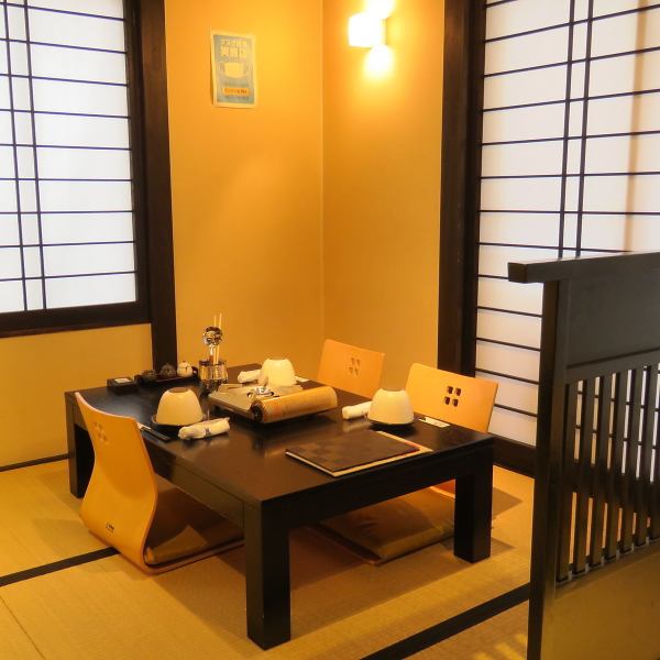 店内の所々に飾られた心休まる文字アート。居心地の良い時間が過ごせるなんとも不思議な空間！(半個室)