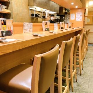 板前さんとの会話を楽しんでいただけるライブ感を楽しめるカウンター席。お1人様のご利用も大歓迎です。