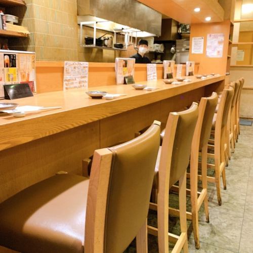 板前さんとの会話を楽しんでいただけるライブ感を楽しめるカウンター席。お1人様のご利用も大歓迎です。