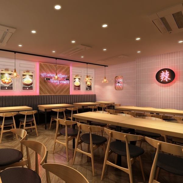 高田馬場駅からすぐの好立地で、授業合間のランチや放課後の女子会に大人気！店内中央の巨大なショーケースに並ぶ50種以上の具材は圧巻で、友達と「何入れる？」と選ぶプロセス自体がエンタメ。活気ある雰囲気の中で、自分好みのカスタマイズを楽しむ「体験型」の空間が、学生たちの日常に刺激を与えます。