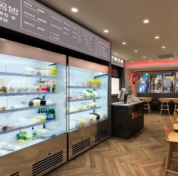 一歩足を踏み入れると、数種類の薬膳とスパイスの香りが漂い、心身ともにリフレッシュできる癒やしの空間。落ち着いた照明とゆったりした座席配置で、忙しい毎日の疲れをデトックスするのに最適です。「体に良いものを食べて綺麗になりたい」という女性たちの願いを叶える、都会の喧騒を忘れるような隠れ家的スポット。