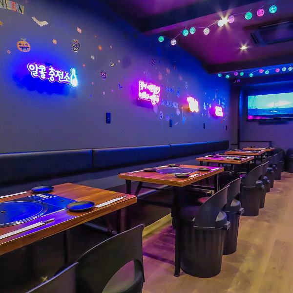 Our restaurant has 5 table seats for 4 people and 4 counter seats.Perfect for a dinner with friends, a family meal, a girls' night out or celebrating a special occasion.Enjoy the charm of Korean cuisine in our spacious seats.Please spend a special time with your friends and family.