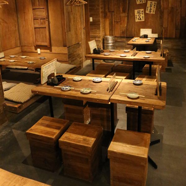 【昭和の雰囲気を感じる居酒屋】昭和っぽさを感じさせる店内で、落ち着いた雰囲気の中でお食事を楽しむことができます！大人数での宴会にも最適な空間が広がっています★