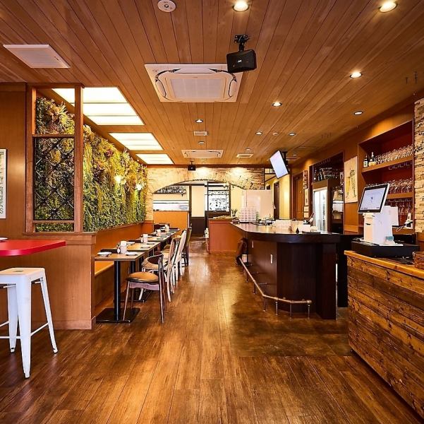 お喋りしながらカウンターで立ち飲みもOK！茅ヶ崎エリアNo1のピザとワインのお店はPizza&Wine NINE2」！ソファー席やテーブル席も豊富にあるため、デートや女子会にぴったり！広い店内でゆったりとワインを片手にくつろぎください！