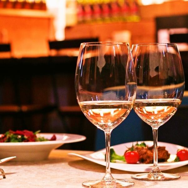 都会の喧騒を忘れさせる非日常空間。ディナータイムは、特別な日のお祝いに最適です。デートや記念日にはもちろん、誕生日などのサプライズにもご利用いただけます。ご希望の方はお早めに店舗までお問い合わせください。※受動喫煙防止条例に基づき20歳未満の方の入店をお断りさせていただきます。