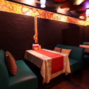 2名様～8名様までご利用いただけるソファ席です。ゆっくりとお寛ぎ頂けるので、落ち着いた交流会などへのご利用はいかがでしょうか？もちろんご友人や気の合う仲間とのお食事にもぜひどうぞ。