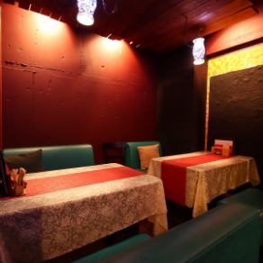 2名様～8名様までご利用いただけるソファ席です。ゆっくりとお寛ぎ頂けるので、落ち着いた交流会などへのご利用はいかがでしょうか？もちろんご友人や気の合う仲間とのお食事にもぜひどうぞ。