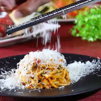 削りたてのチーズと共に楽しめるパスタも