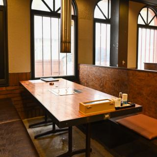 ゆったり座れる5名様掛けのテーブル席は家族や友人との食事など様々なシーンでご利用ください。お酒にピッタリのおつまみメニューも多数ご用意しております。