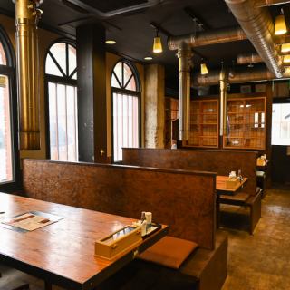 使い勝手の良い4名様掛けのテーブル席は普段使いはもちろん、少人数での飲み会にもおすすめなお席です。