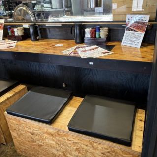 横に並んでゆったり語り合えるカウンター席は、お一人様でのご来店にもオススメです。また、昼から一杯！という気分の時など昼飲みにも◎