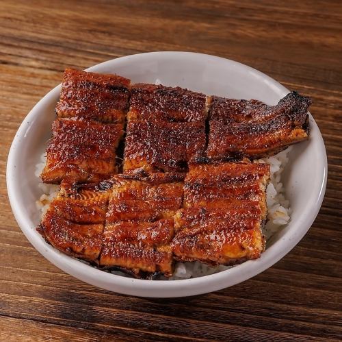 香ばしく焼き上げた鰻の香りが食欲をそそる【うな丼】