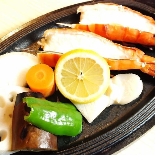 Extra large shrimp grilled with butter on a teppanyaki plate