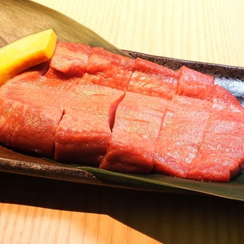 Thick-sliced beef tongue lava plate steak