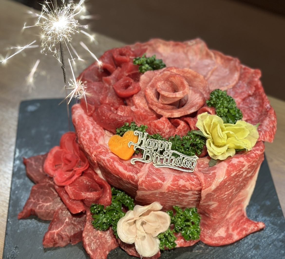記念日などにピッタリ肉ケーキを御用意。