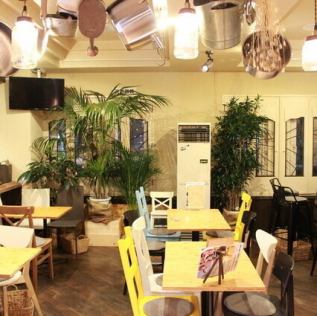 木の温もりとグリーンに囲まれた明るい店内は、テーブル席をつなげて最大30名様までのグループ利用が可能。会社宴会・歓送迎会・仲間内の集まりにもぴったりの、ゆったりとしたバル空間です。