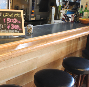 木のぬくもりを感じられるカウンター席は、スタッフとの距離も近く、気軽に立ち寄れる人気スポット。一人飲みはもちろん、デートや友人同士でのちょい飲みにもぴったりです。