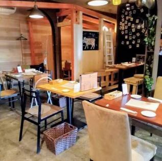 温かみのある木目と、ほどよく開放感のある店内は、最大40名様までの貸切が可能です。歓送迎会・打ち上げ・各種パーティーまで、カジュアルに楽しめるバル空間で、思い出に残るひとときをどうぞ。