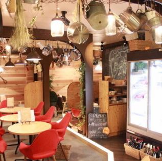 木の温もりが心地いいFOODBABYの店内は、最大40名様までの貸切パーティーができる人気スペース！写真映えする空間で、ワイワイ盛り上がる歓送迎会や誕生日会にもぴったり。“貸切バル”の雰囲気を存分に楽しめます。