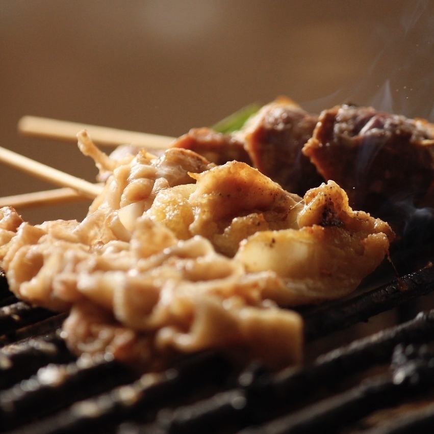 炭火でじっくり焼き上げる串焼きは香ばしさが格別！