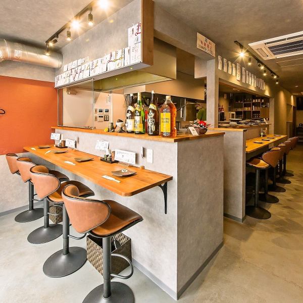 ≪店内席数≫当店は総席数31席をご用意しています。カウンター席は9席。テーブル席は4名用と6名用をそれぞれ1卓ずつ設けており、ゆったりとした半個室の空間で会話を楽しめます。デートや女子会、少人数での会食にも最適。炭火の香り漂う店内で、リラックスした雰囲気の中、楽しい時間をお過ごしいただけます。