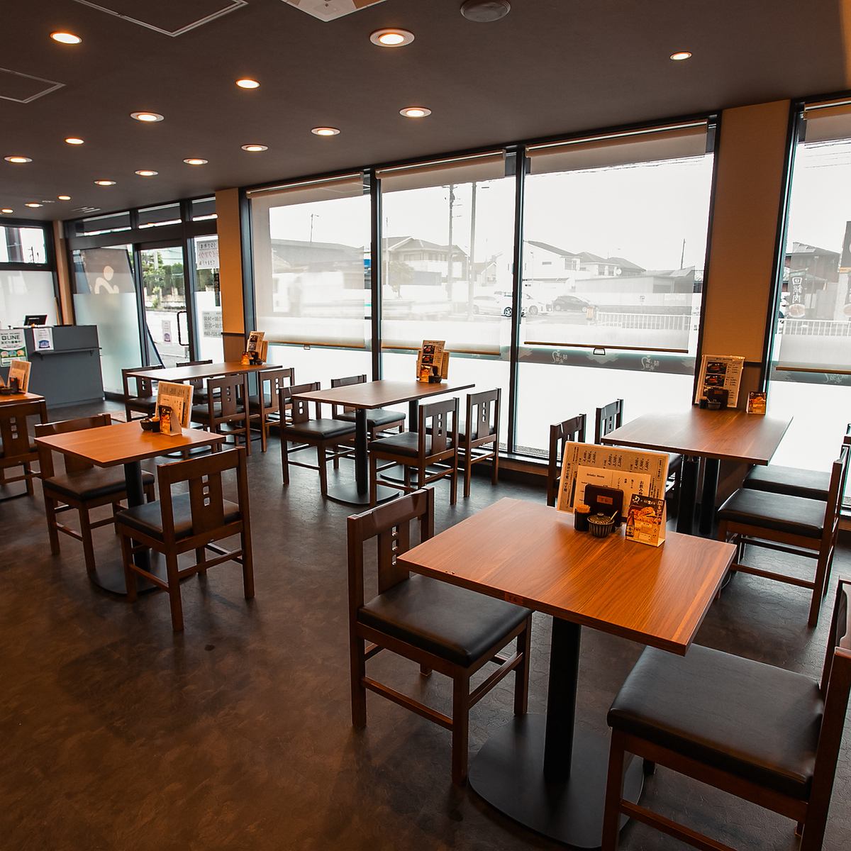 ゆったりくつろげる！広々とした店内。