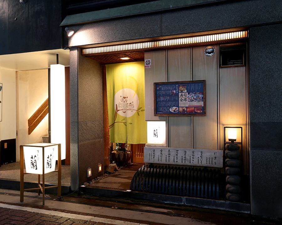 天文館にて創業30年を迎える老舗寿司店。大将の粋な握りと会話をお愉しみ下さい。