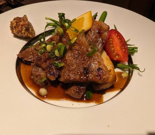 お肉料理も絶品！豊富な逸品料理♪