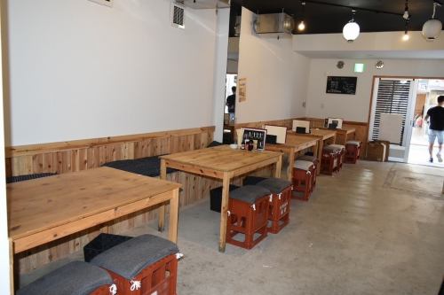 スタイリッシュで開放的な店内