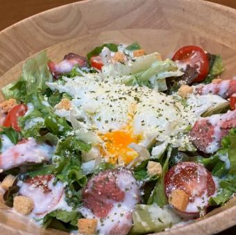 あがの姫牛ローストビーフと温泉卵のシーザーサラダ