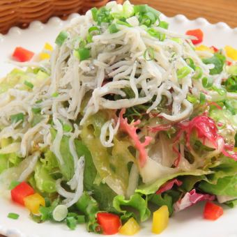 솥 튀김과 녹색 잎 샐러드