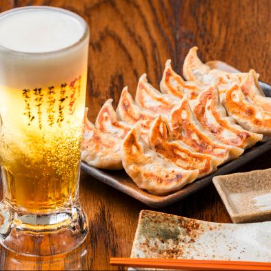 肉汁飛び出るアツアツ餃子と新鮮な馬刺しが楽しめる大衆居酒屋