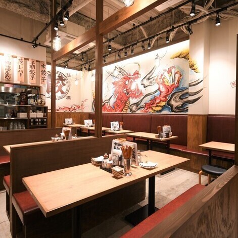 A casual izakaya where you can enjoy piping hot dumplings bursting with juicy meat and fresh horse sashimi.