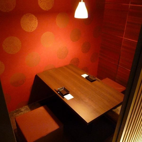 【デート・女子会にも】店内は和モダンでくつろげる空間。落ち着いた雰囲気の個室でゆったりとお過ごし頂けます。デートや記念日、接待などプライベートな飲み会にご利用ください。疲れた足を伸ばしながらお食事をお愉しみいただけます。