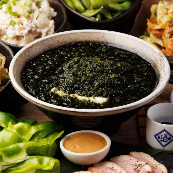50種超の日本酒を原価でご提供しております！商品のほぼ全てが特定名称酒と呼ばれるクオリティの高い日本酒で、お気軽に全国の有名銘柄をお楽しみいただけます。お料理は日本酒とマッチする肴はもちろん、1次会でも利用できるお食事メニューも充実しております。