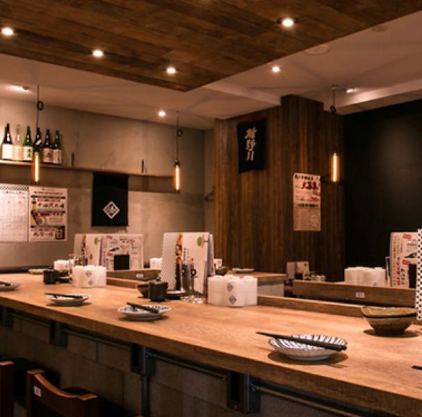 日本酒の香りをお客様に楽しんでいただけるよう、当店は全席禁煙席となっております。和の雰囲気が漂う店内はカウンター席やテーブル席、お座敷をご用意しております！お一人様はもちろん、大人数でのお食事にも最適です♪
