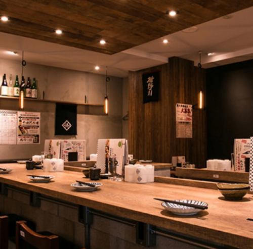 <p>日本酒の香りをお客様に楽しんでいただけるよう、当店は全席禁煙席となっております。和の雰囲気が漂う店内はカウンター席やテーブル席、お座敷をご用意しております！お一人様はもちろん、大人数でのお食事にも最適です♪</p>